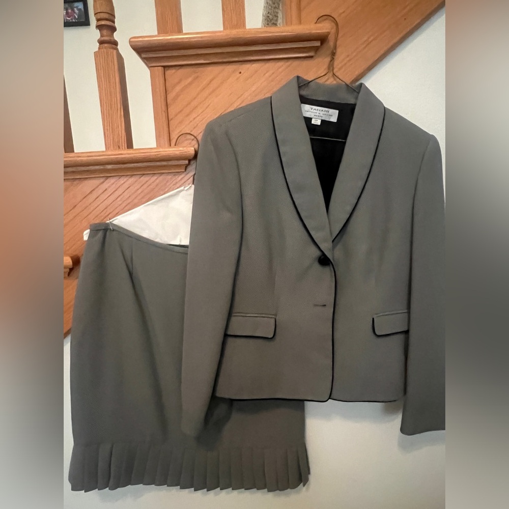 TAHARI Arthur S. Levine 2-piece Suit (10p)